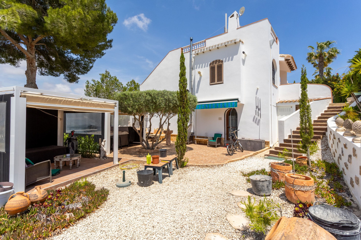 For sale - 4 Bedroom 2 Bathroom House - Detached Villa in Orihuela - Villamartin  - Alicante