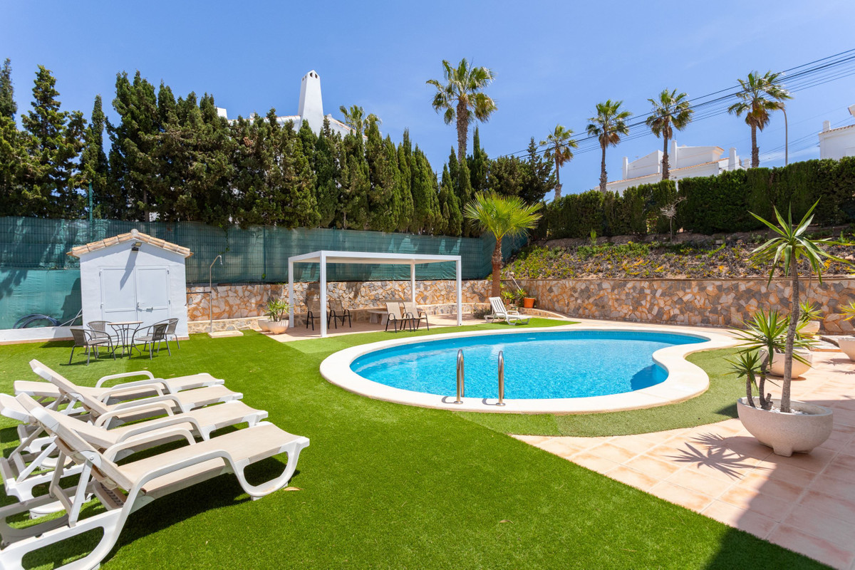 For sale - 4 Bedroom 2 Bathroom House - Detached Villa in Orihuela - Villamartin  - Alicante