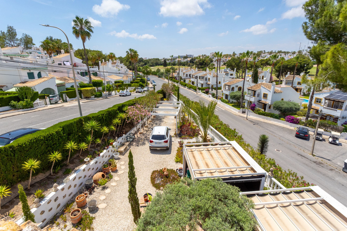 For sale - 4 Bedroom 2 Bathroom House - Detached Villa in Orihuela - Villamartin  - Alicante