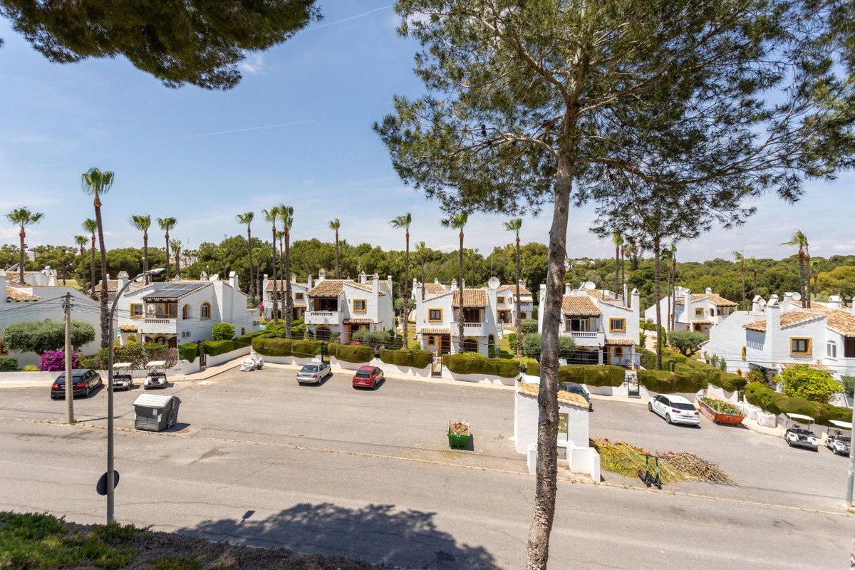 For sale - 4 Bedroom 2 Bathroom House - Detached Villa in Orihuela - Villamartin  - Alicante