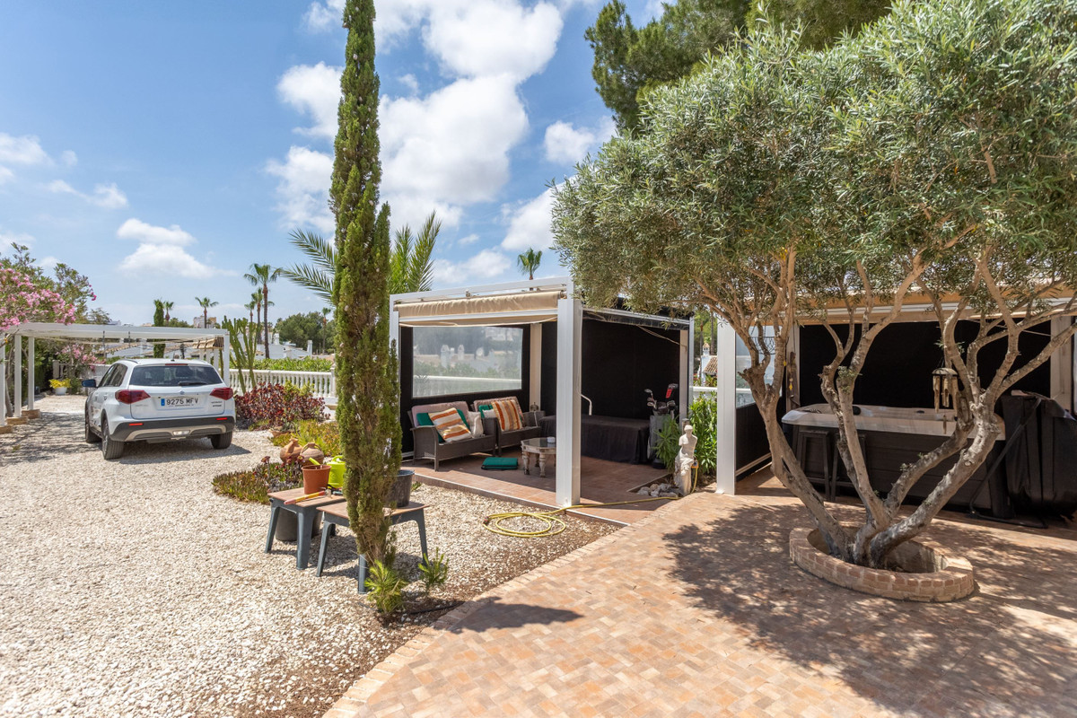 For sale - 4 Bedroom 2 Bathroom House - Detached Villa in Orihuela - Villamartin  - Alicante