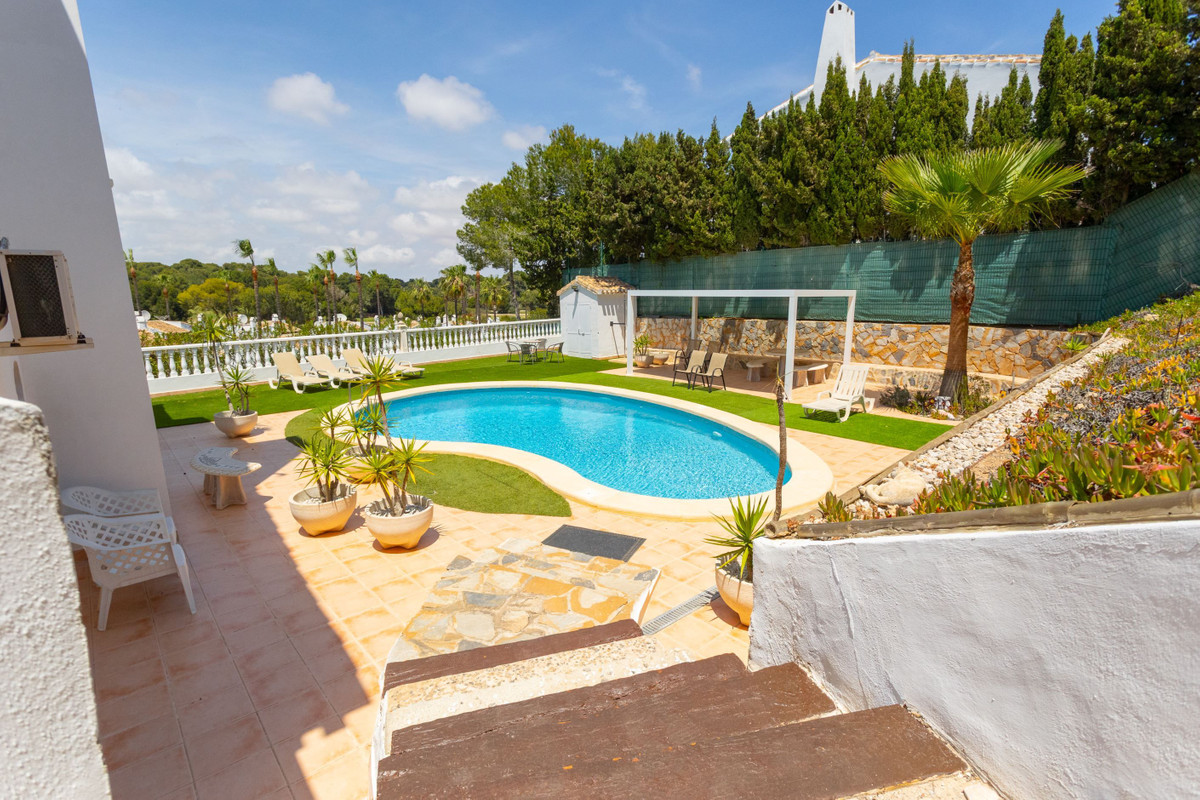 For sale - 4 Bedroom 2 Bathroom House - Detached Villa in Orihuela - Villamartin  - Alicante