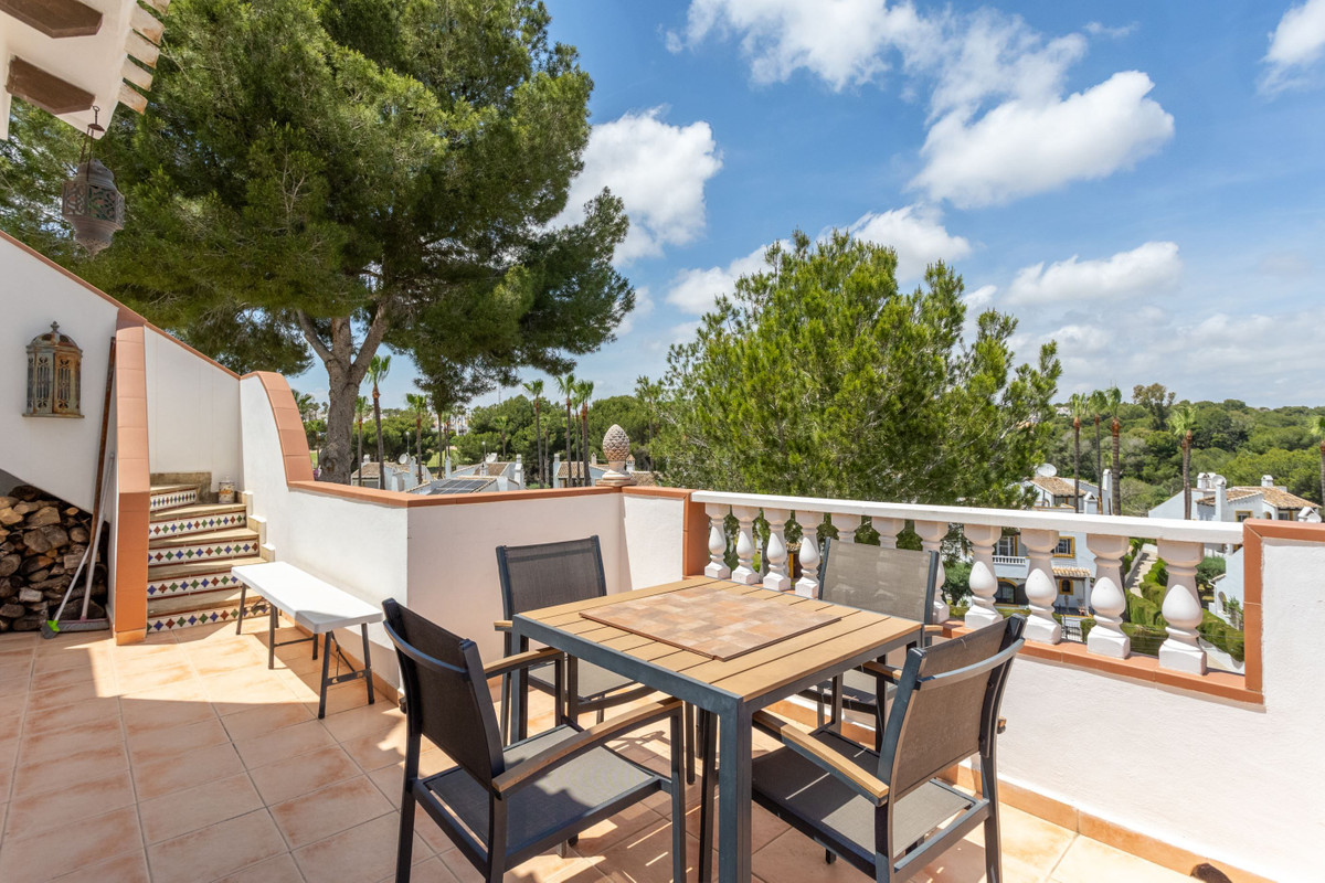 For sale - 4 Bedroom 2 Bathroom House - Detached Villa in Orihuela - Villamartin  - Alicante