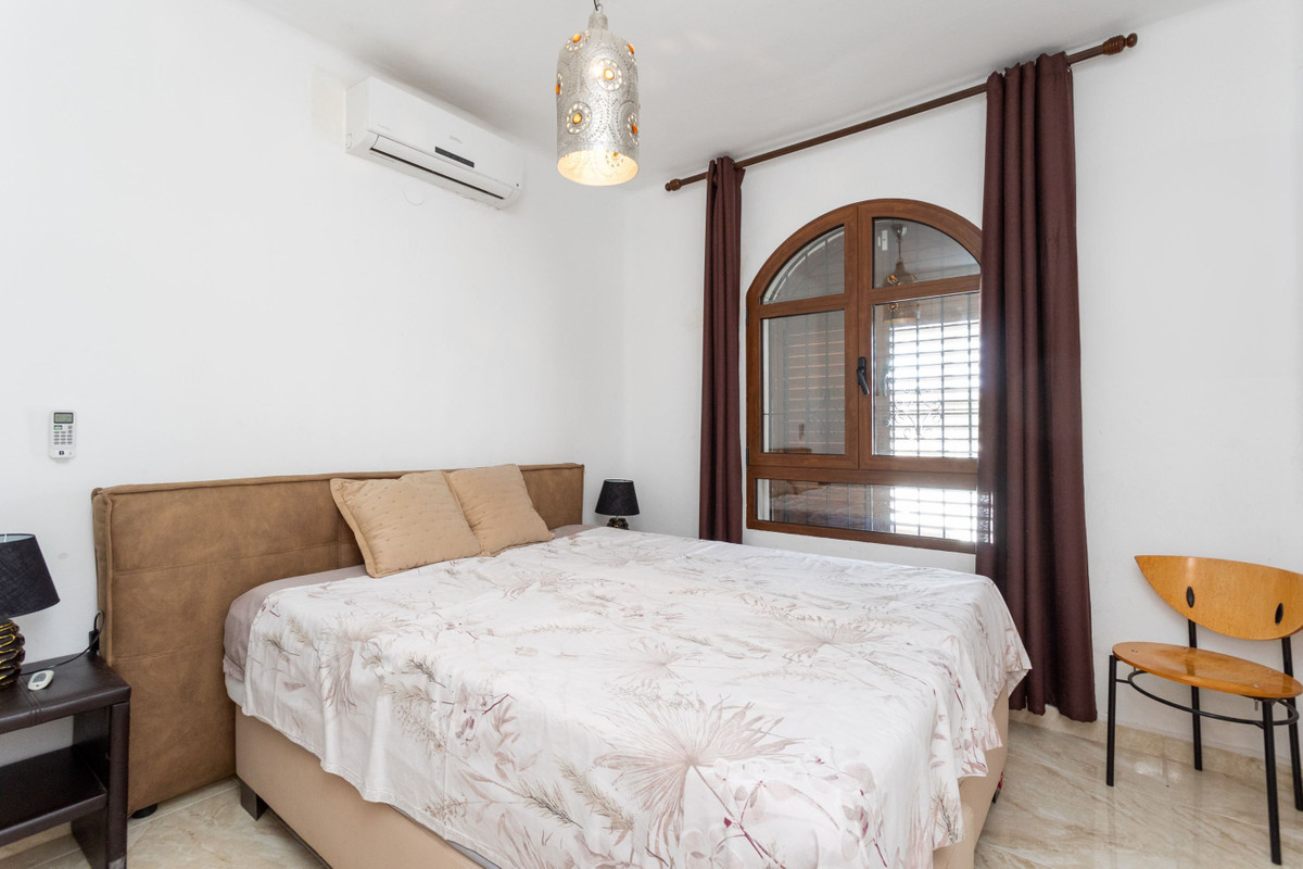 For sale - 4 Bedroom 2 Bathroom House - Detached Villa in Orihuela - Villamartin  - Alicante