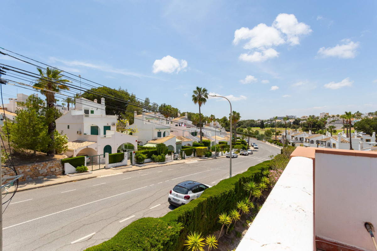 For sale - 4 Bedroom 2 Bathroom House - Detached Villa in Orihuela - Villamartin  - Alicante