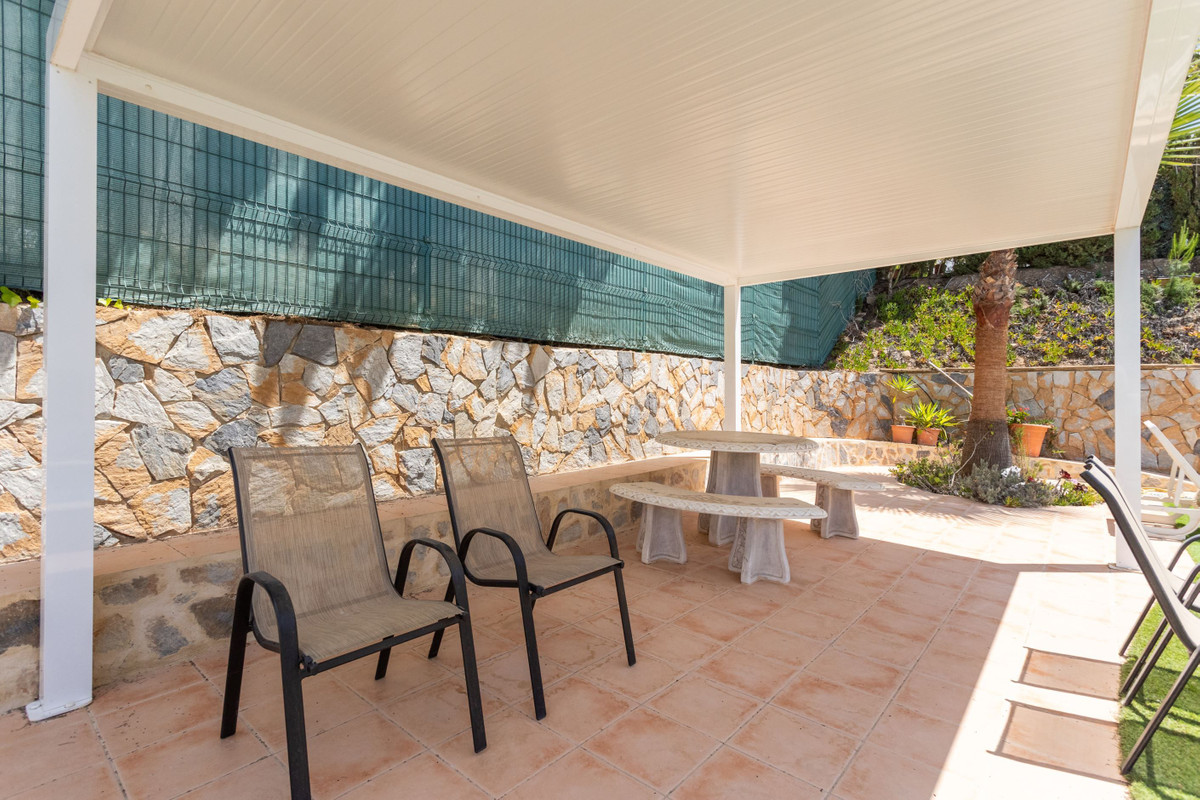 For sale - 4 Bedroom 2 Bathroom House - Detached Villa in Orihuela - Villamartin  - Alicante