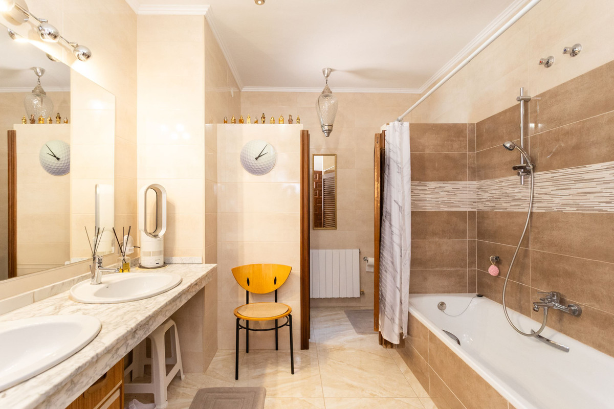 For sale - 4 Bedroom 2 Bathroom House - Detached Villa in Orihuela - Villamartin  - Alicante
