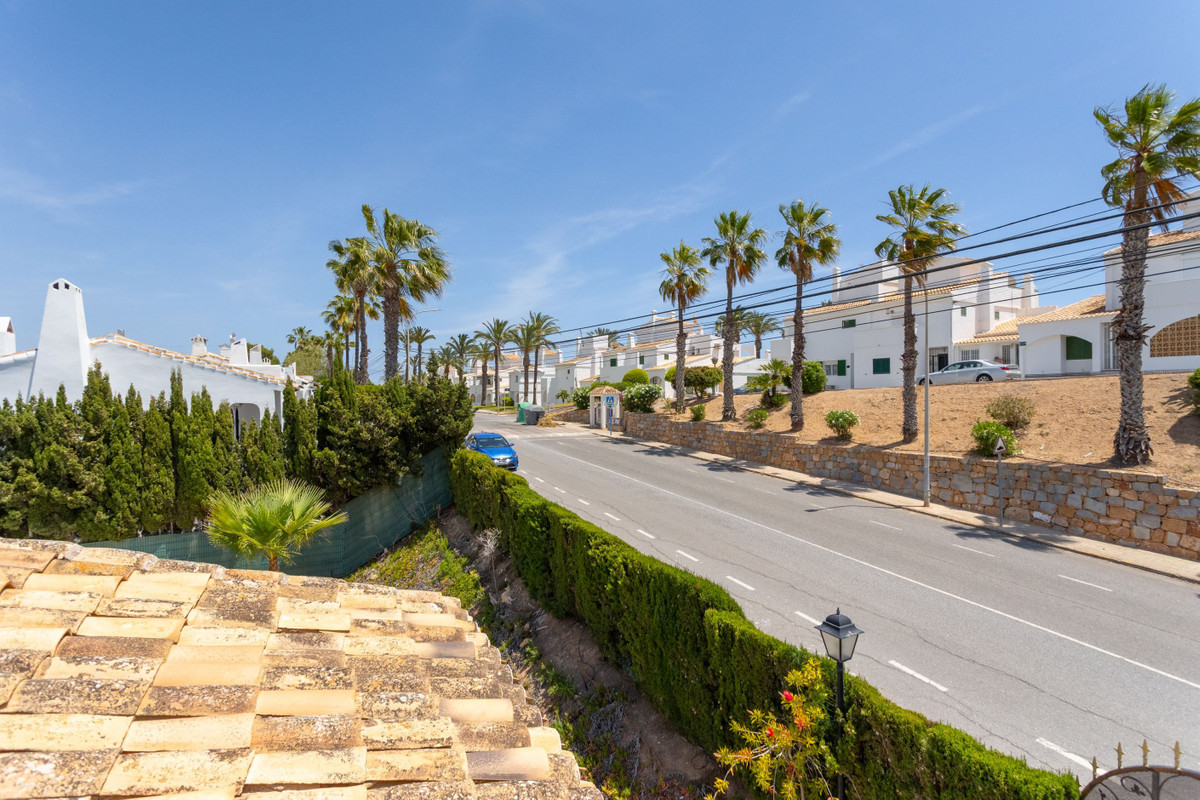 For sale - 4 Bedroom 2 Bathroom House - Detached Villa in Orihuela - Villamartin  - Alicante