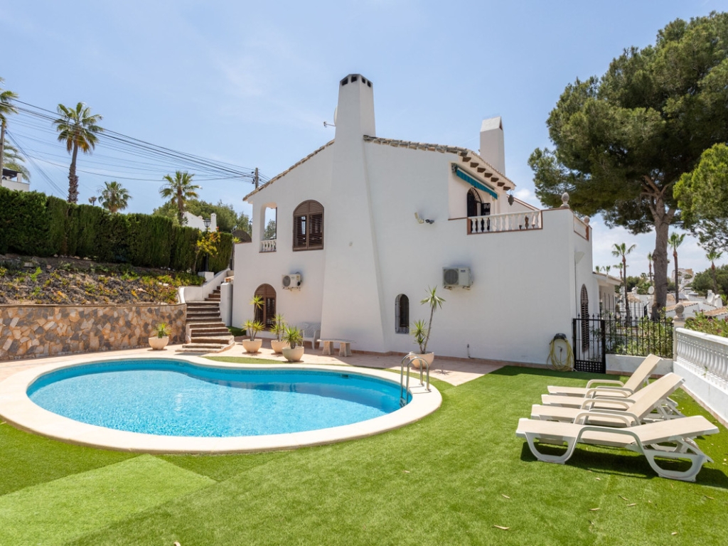 4 Bedroom 2 Bathroom House - Detached Villa in Orihuela