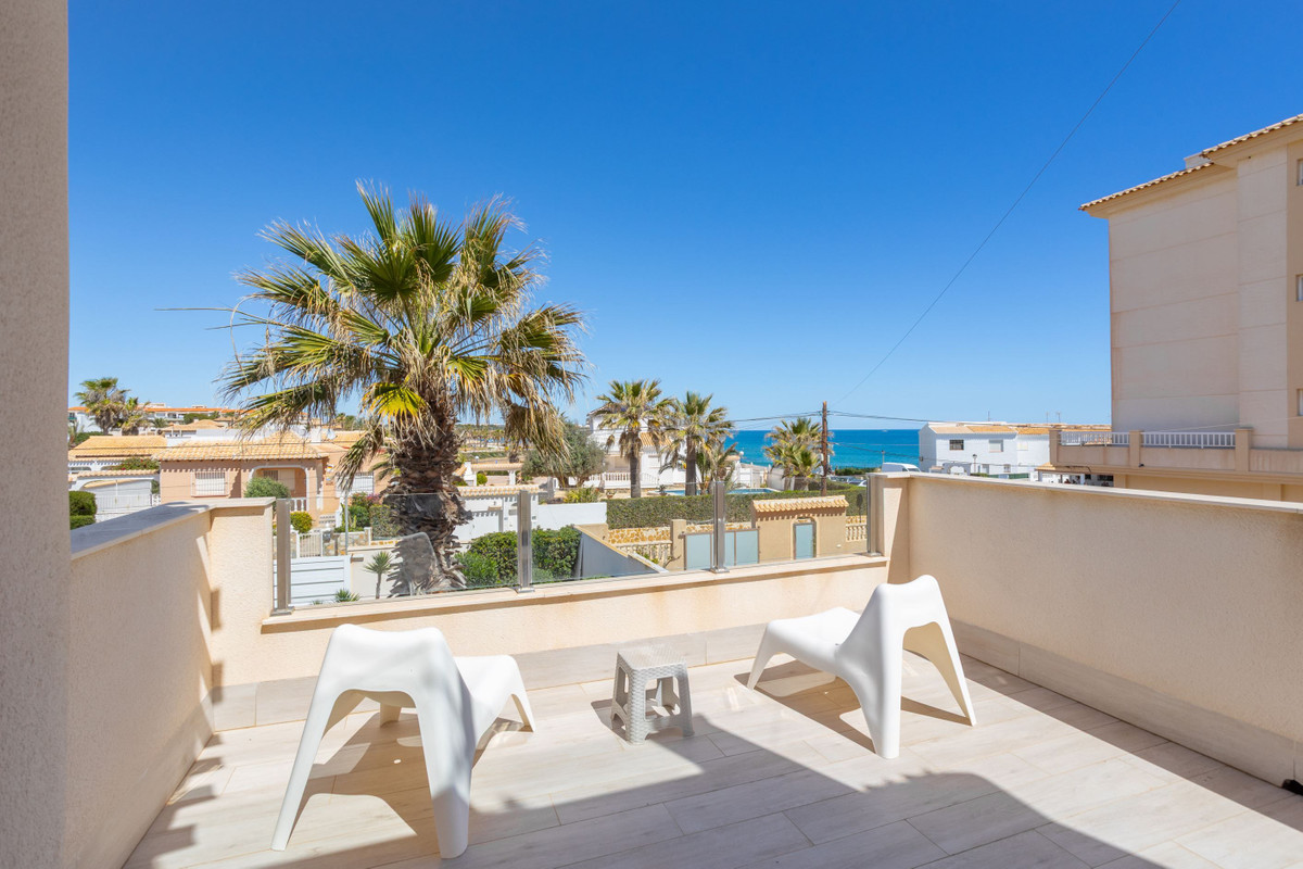 For sale - 3 Bedroom 3 Bathroom House - Detached Villa in Orihuela - Playa Flamenca  - Alicante