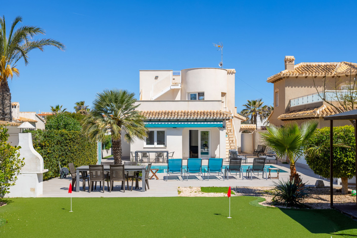 For sale - 3 Bedroom 3 Bathroom House - Detached Villa in Orihuela - Playa Flamenca  - Alicante