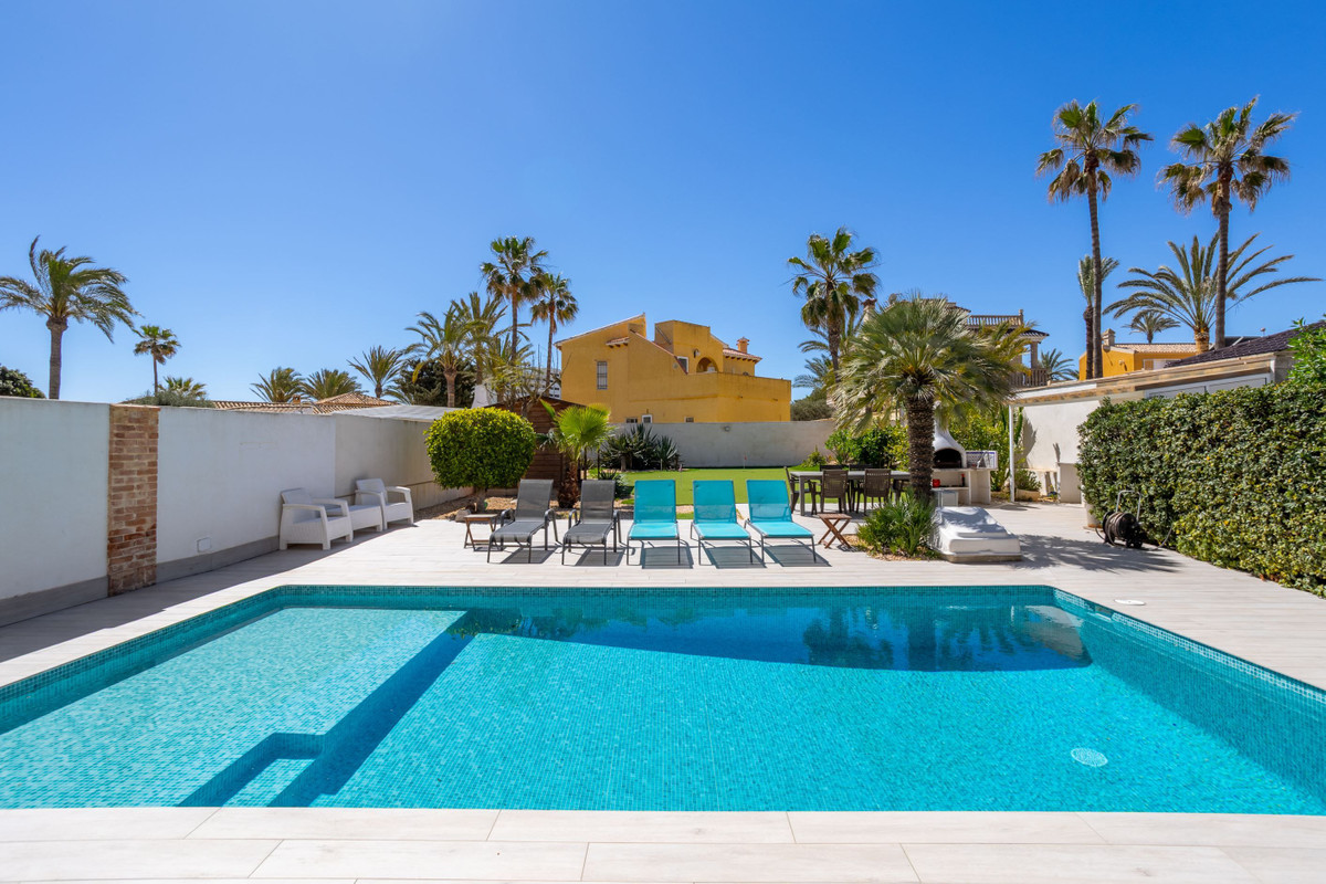 For sale - 3 Bedroom 3 Bathroom House - Detached Villa in Orihuela - Playa Flamenca  - Alicante