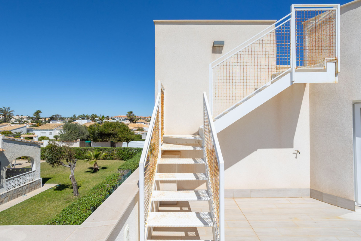 For sale - 3 Bedroom 3 Bathroom House - Detached Villa in Orihuela - Playa Flamenca  - Alicante