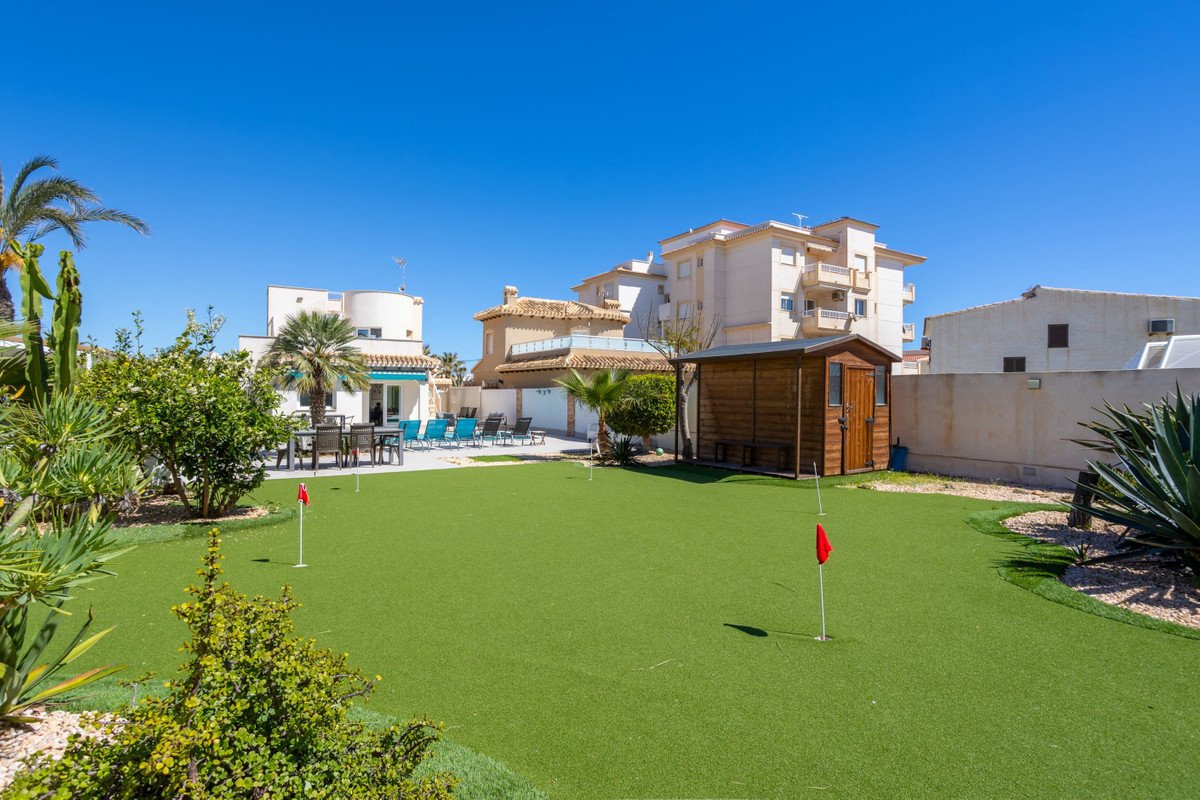 For sale - 3 Bedroom 3 Bathroom House - Detached Villa in Orihuela - Playa Flamenca  - Alicante