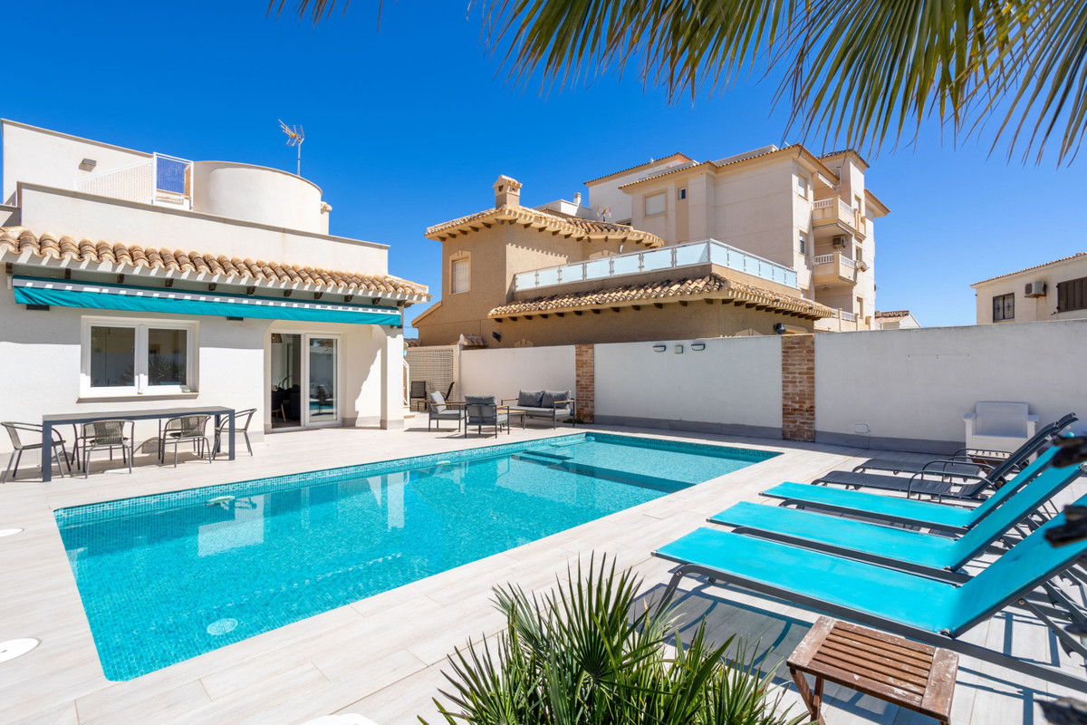 For sale - 3 Bedroom 3 Bathroom House - Detached Villa in Orihuela - Playa Flamenca  - Alicante