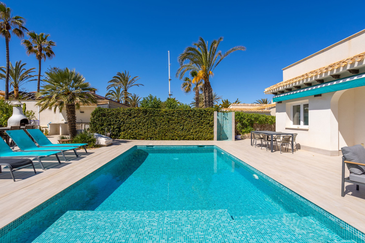 For sale - 3 Bedroom 3 Bathroom House - Detached Villa in Orihuela - Playa Flamenca  - Alicante