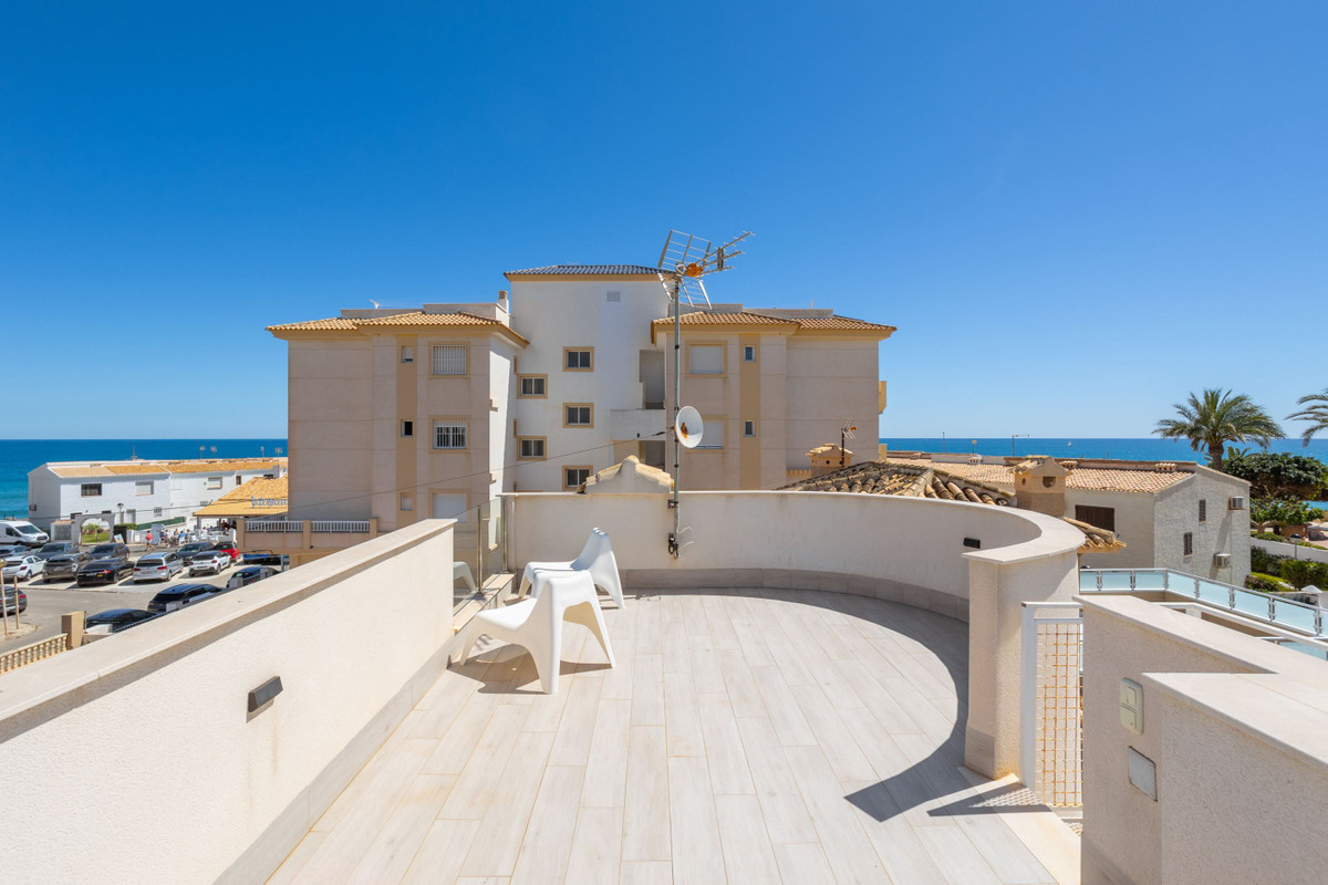 For sale - 3 Bedroom 3 Bathroom House - Detached Villa in Orihuela - Playa Flamenca  - Alicante