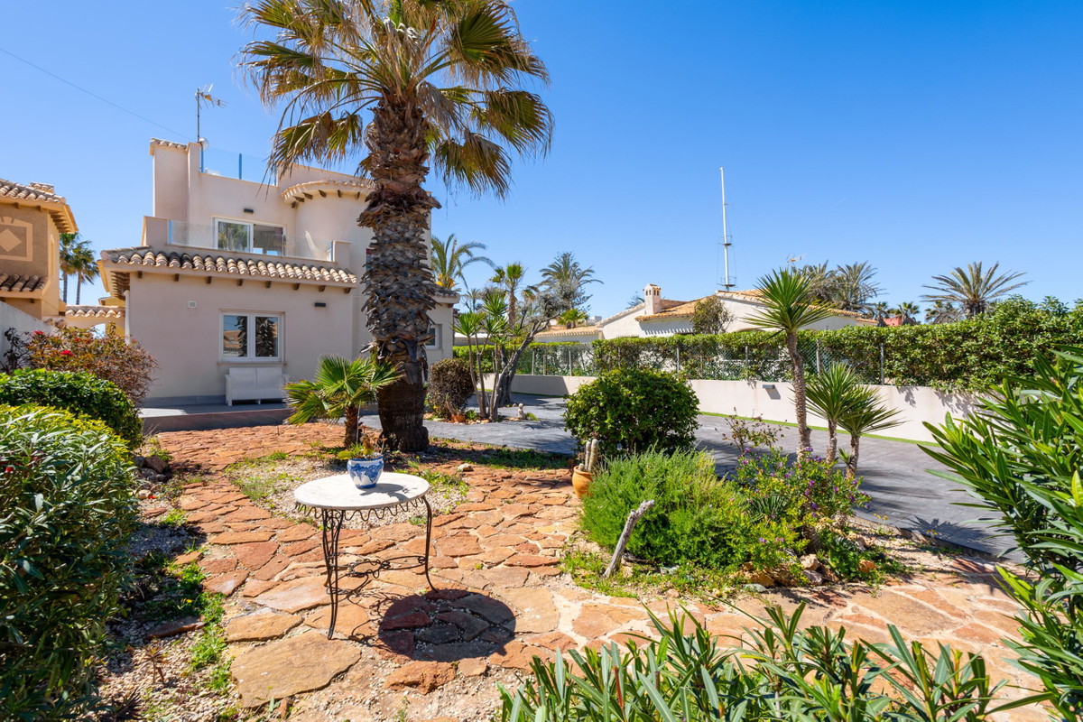 For sale - 3 Bedroom 3 Bathroom House - Detached Villa in Orihuela - Playa Flamenca  - Alicante