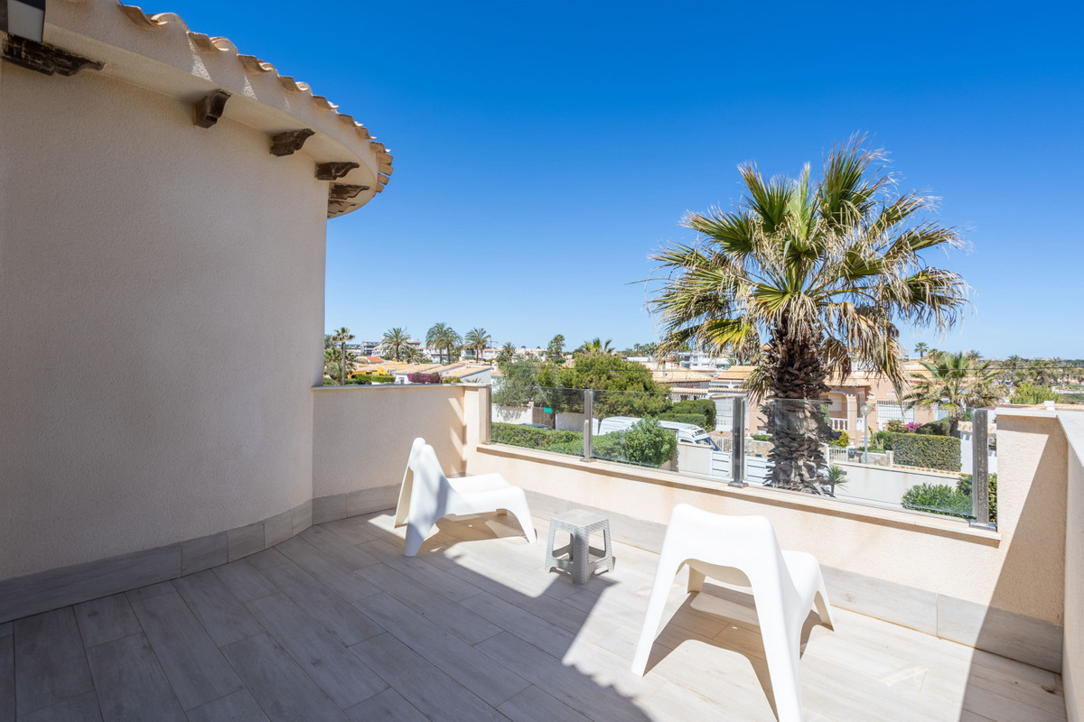 For sale - 3 Bedroom 3 Bathroom House - Detached Villa in Orihuela - Playa Flamenca  - Alicante