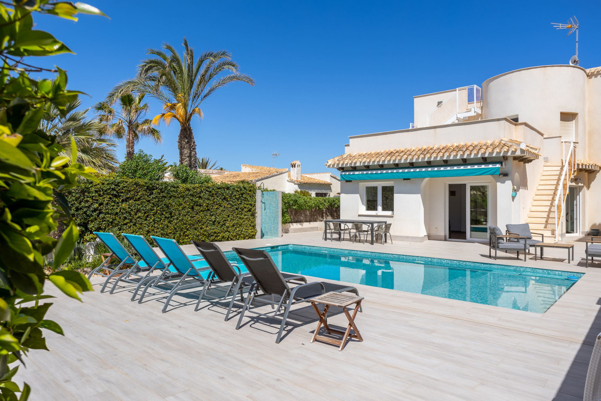 For sale - 3 Bedroom 3 Bathroom House - Detached Villa in Orihuela - Playa Flamenca  - Alicante
