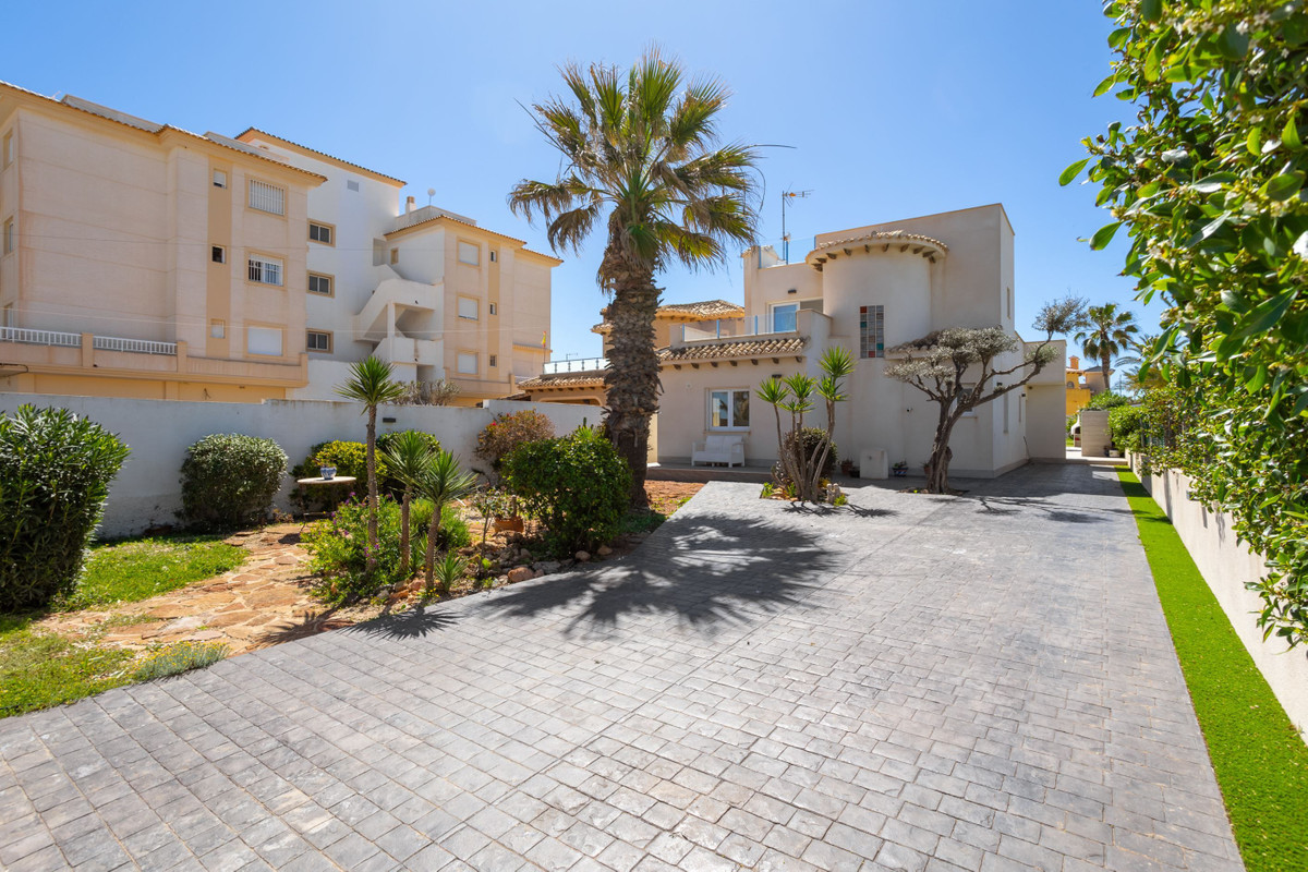 For sale - 3 Bedroom 3 Bathroom House - Detached Villa in Orihuela - Playa Flamenca  - Alicante