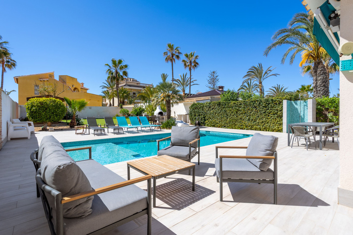 For sale - 3 Bedroom 3 Bathroom House - Detached Villa in Orihuela - Playa Flamenca  - Alicante