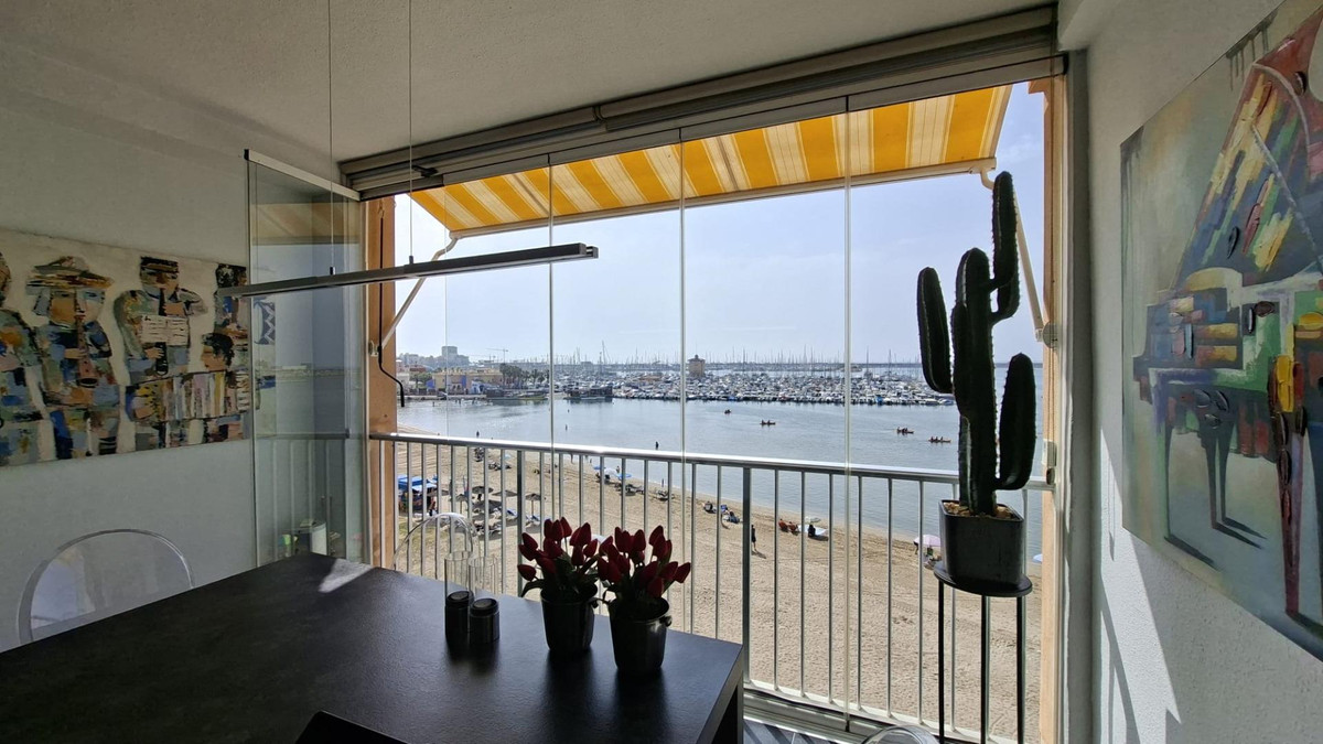 For sale - 3 Bedroom 2 Bathroom Apartment - Middle Floor Apartment in Torrevieja - Torrevieja Centro  - Alicante