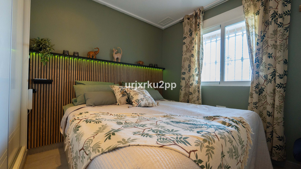 For sale - 3 Bedroom 2 Bathroom Apartment - Middle Floor Apartment in Orihuela - Villamartin  - Alicante