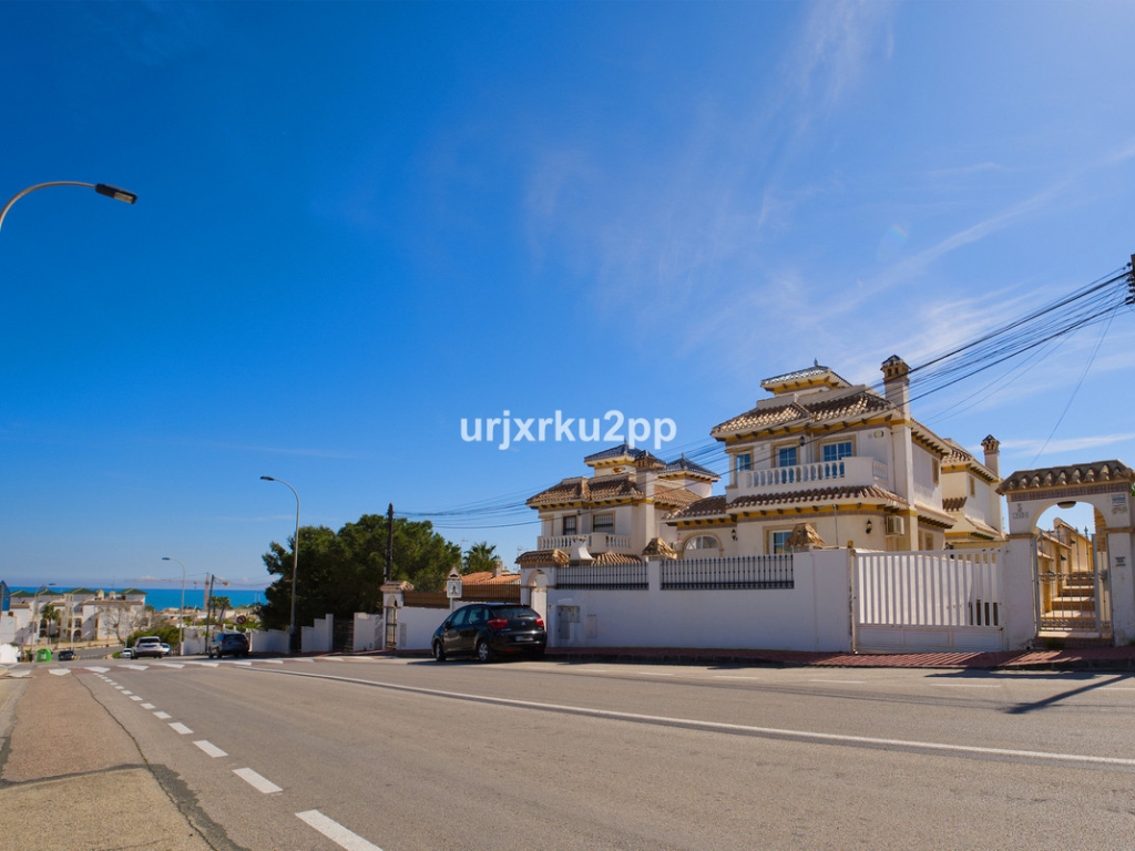 3 Bedroom 2 Bathroom House - Detached Villa in Torrevieja