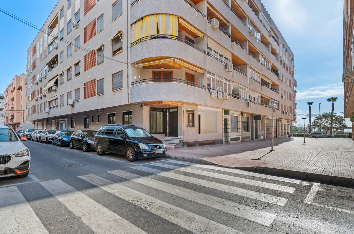 For sale - 3 Bedroom 2 Bathroom Apartment - Ground Floor Apartment in Torrevieja - Torrevieja Centro  - Alicante