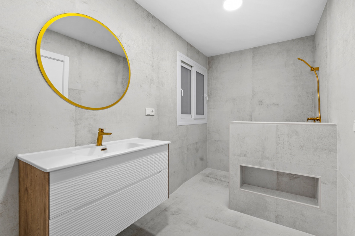 For sale - 3 Bedroom 2 Bathroom Apartment - Ground Floor Apartment in Torrevieja - Torrevieja Centro  - Alicante