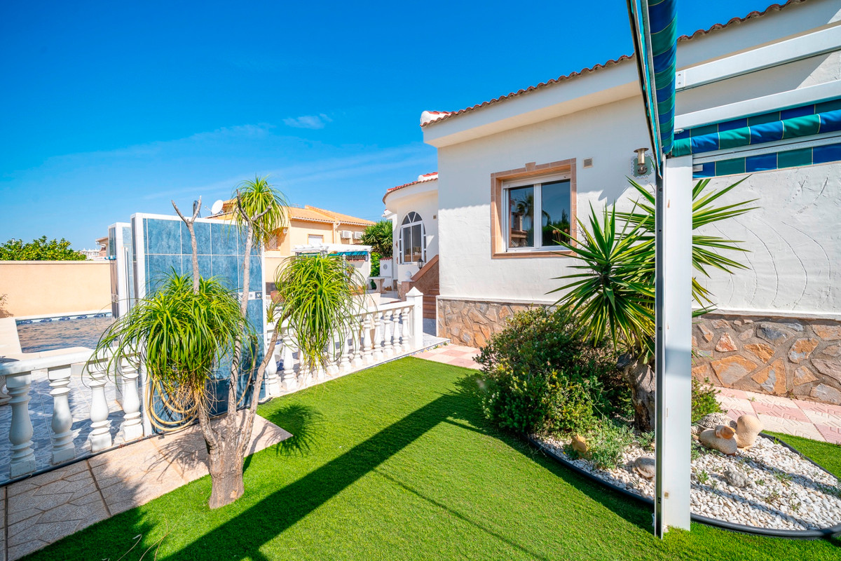 For sale - 3 Bedroom 1 Bathroom House - Detached Villa in Rojales - Ciudad Quesada  - Alicante