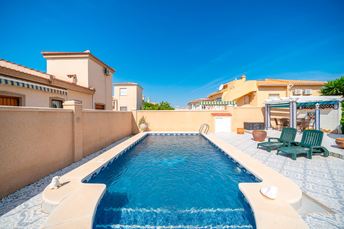 For sale - 3 Bedroom 1 Bathroom House - Detached Villa in Rojales - Ciudad Quesada  - Alicante
