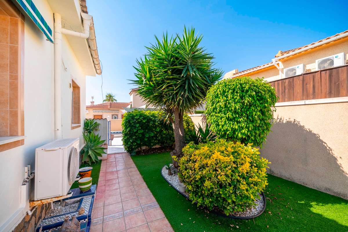 For sale - 3 Bedroom 1 Bathroom House - Detached Villa in Rojales - Ciudad Quesada  - Alicante