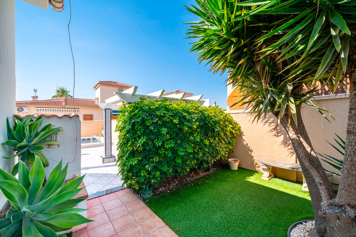 For sale - 3 Bedroom 1 Bathroom House - Detached Villa in Rojales - Ciudad Quesada  - Alicante