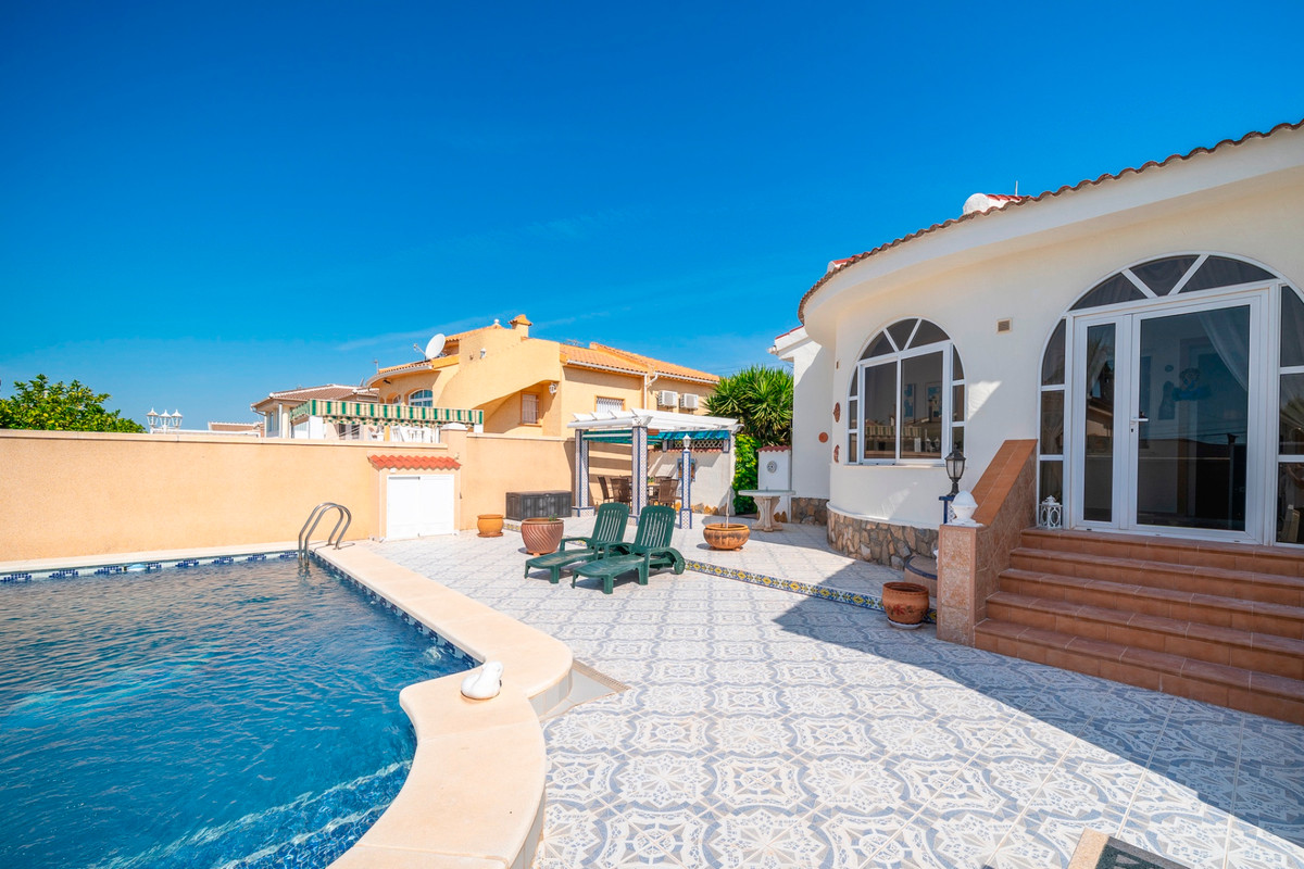 For sale - 3 Bedroom 1 Bathroom House - Detached Villa in Rojales - Ciudad Quesada  - Alicante