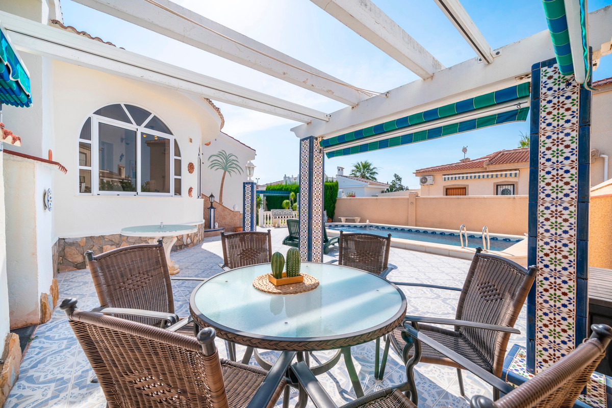 For sale - 3 Bedroom 1 Bathroom House - Detached Villa in Rojales - Ciudad Quesada  - Alicante