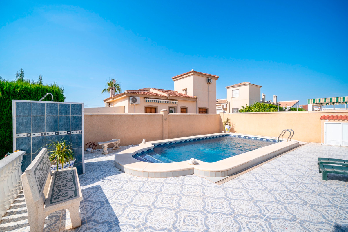 For sale - 3 Bedroom 1 Bathroom House - Detached Villa in Rojales - Ciudad Quesada  - Alicante