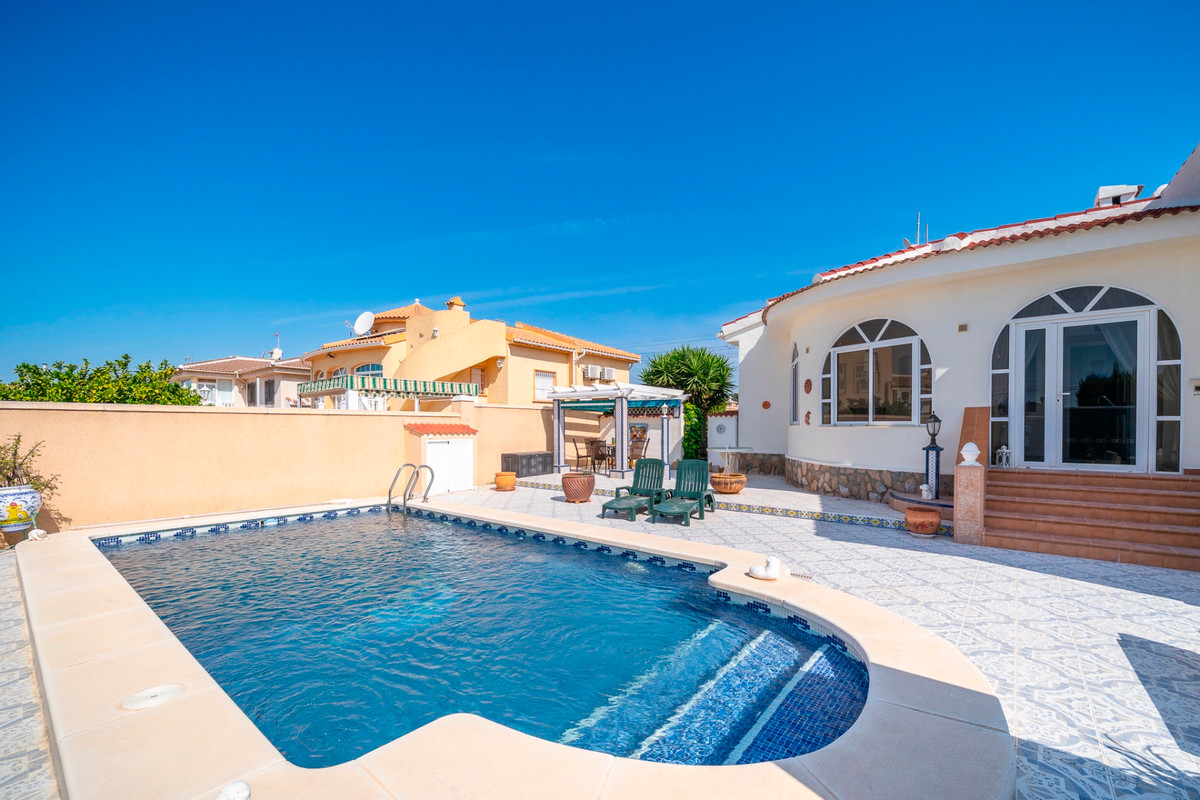 For sale - 3 Bedroom 1 Bathroom House - Detached Villa in Rojales - Ciudad Quesada  - Alicante