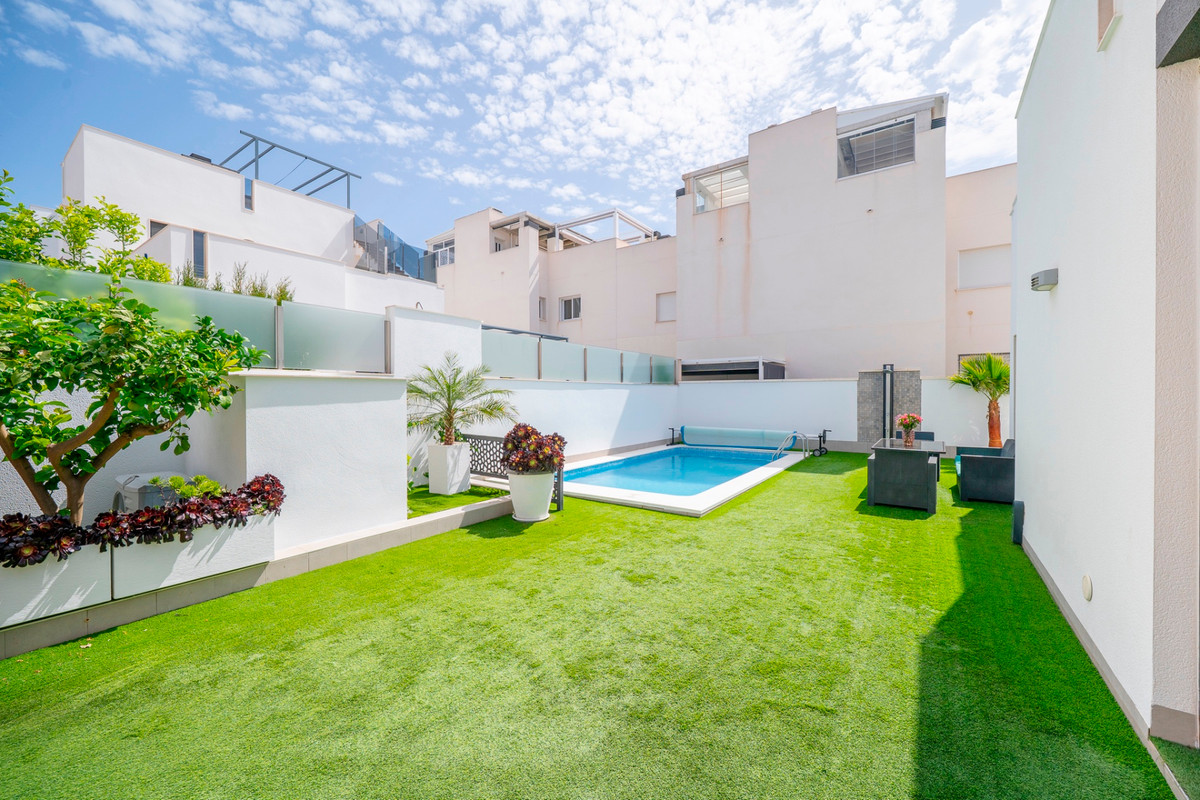 For sale - 5 Bedroom 3 Bathroom House - Detached Villa in Torrevieja - Torrevieja Centro  - Alicante