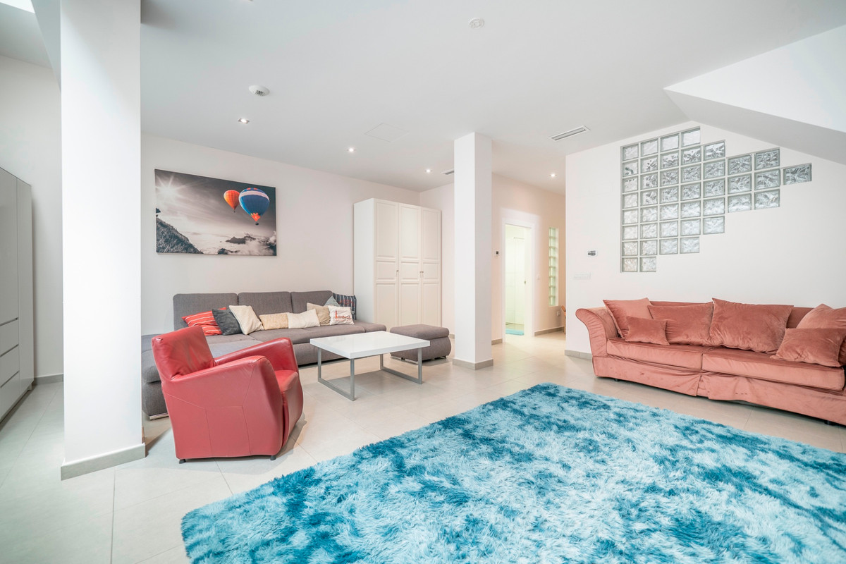 For sale - 5 Bedroom 3 Bathroom House - Detached Villa in Torrevieja - Torrevieja Centro  - Alicante