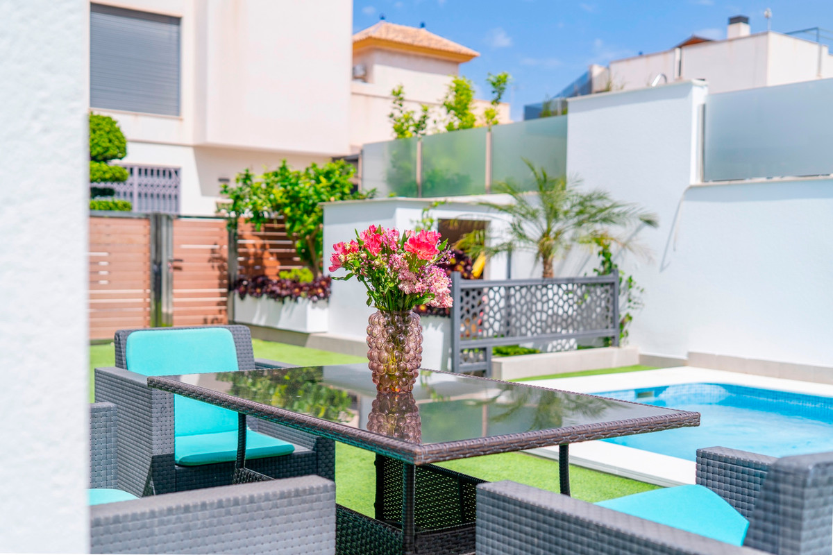 For sale - 5 Bedroom 3 Bathroom House - Detached Villa in Torrevieja - Torrevieja Centro  - Alicante