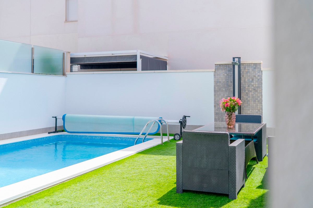 For sale - 5 Bedroom 3 Bathroom House - Detached Villa in Torrevieja - Torrevieja Centro  - Alicante