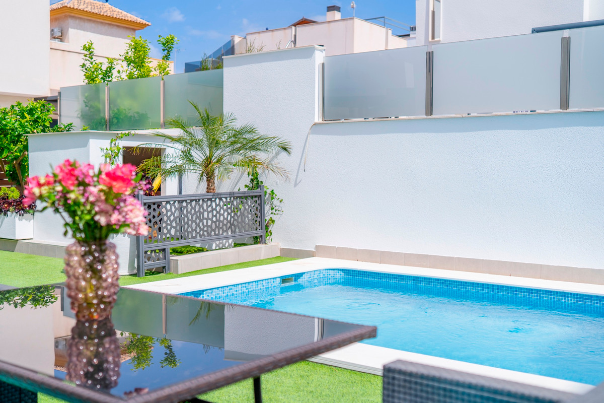 For sale - 5 Bedroom 3 Bathroom House - Detached Villa in Torrevieja - Torrevieja Centro  - Alicante