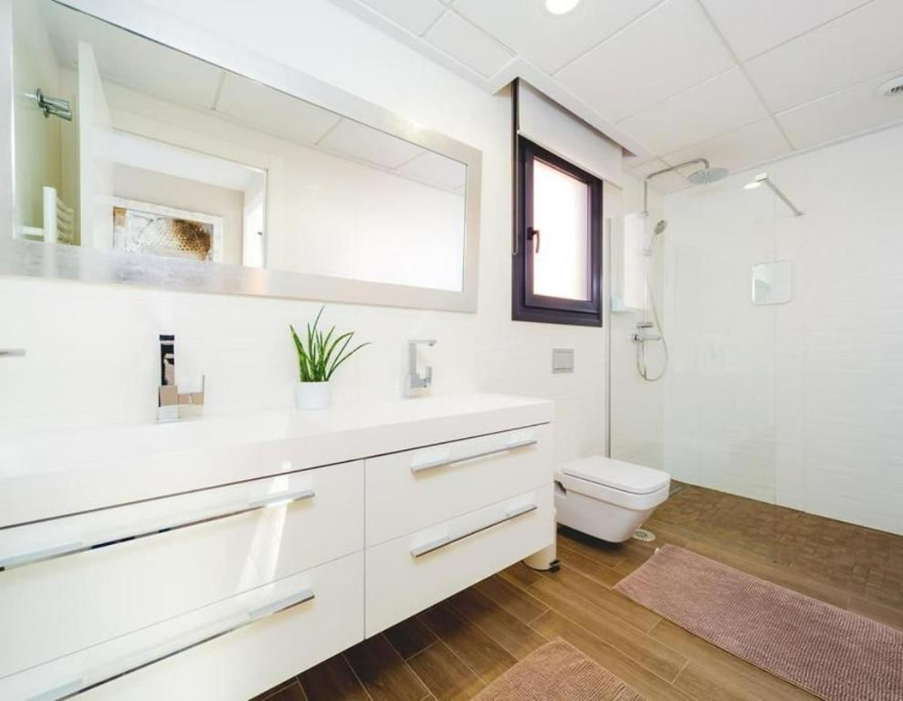 For sale - 5 Bedroom 3 Bathroom House - Detached Villa in Torrevieja - Torrevieja Centro  - Alicante