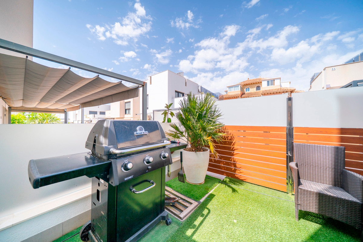 For sale - 5 Bedroom 3 Bathroom House - Detached Villa in Torrevieja - Torrevieja Centro  - Alicante
