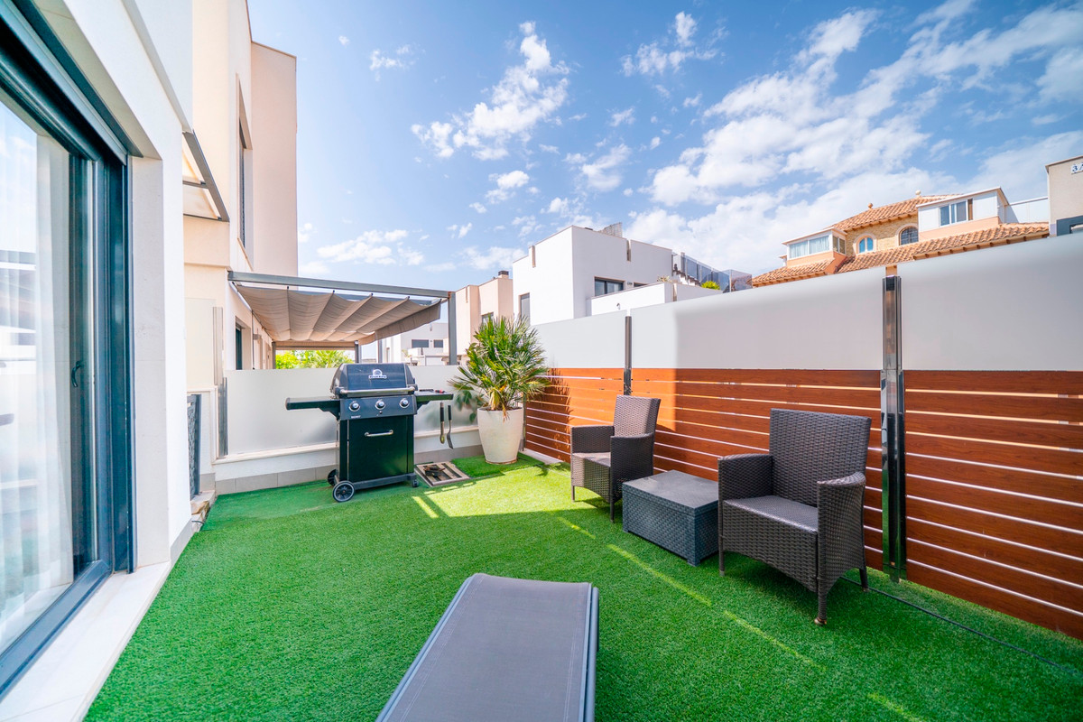 For sale - 5 Bedroom 3 Bathroom House - Detached Villa in Torrevieja - Torrevieja Centro  - Alicante