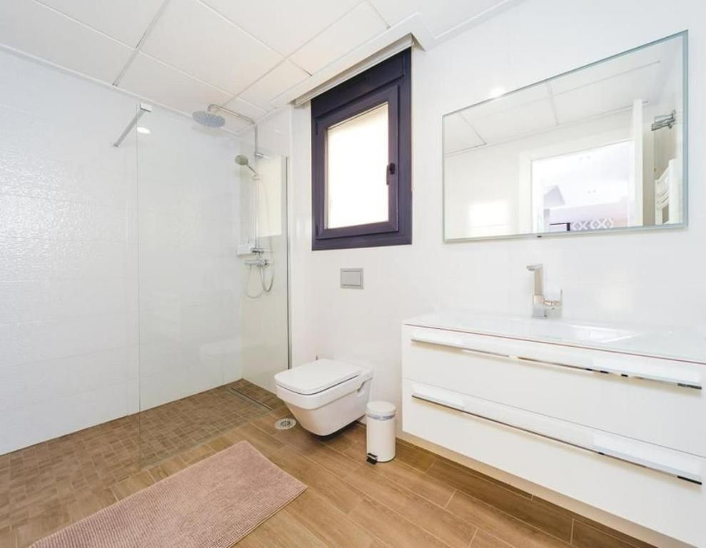 For sale - 5 Bedroom 3 Bathroom House - Detached Villa in Torrevieja - Torrevieja Centro  - Alicante