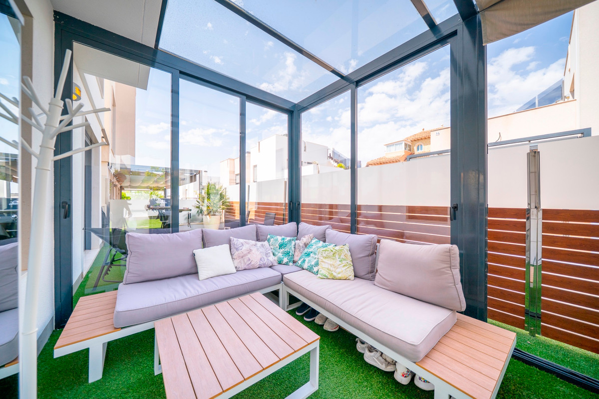 For sale - 5 Bedroom 3 Bathroom House - Detached Villa in Torrevieja - Torrevieja Centro  - Alicante