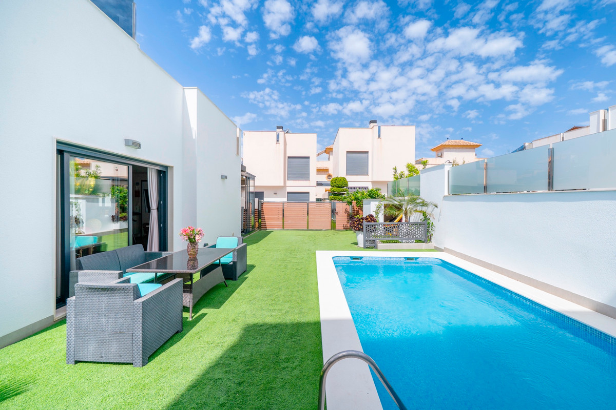 For sale - 5 Bedroom 3 Bathroom House - Detached Villa in Torrevieja - Torrevieja Centro  - Alicante